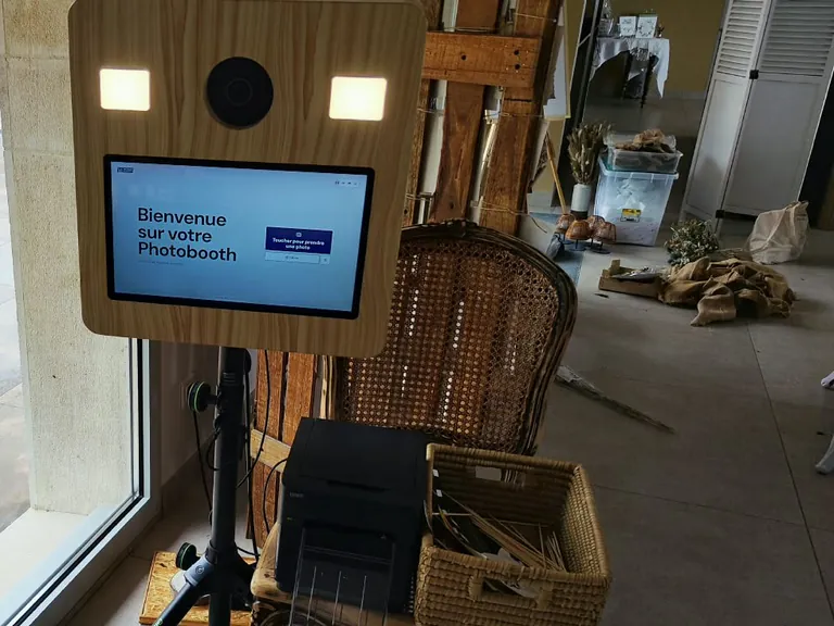 Borne photobooth sur trépied avec son imprimante photo et son panier d’accessoires
