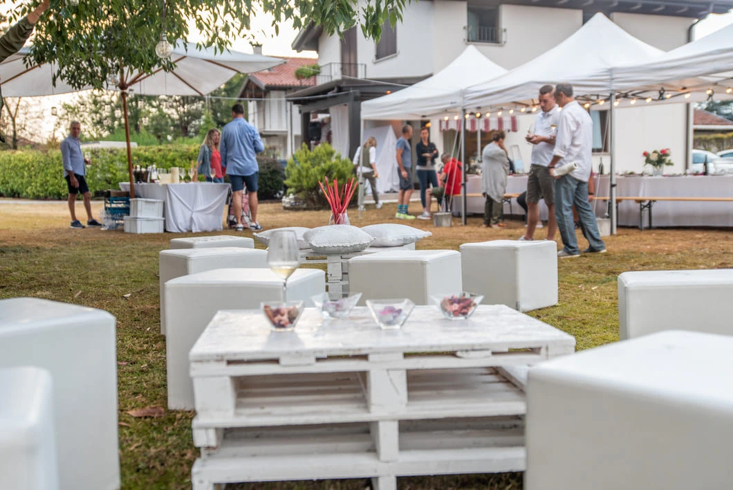 location-mobilier-table-mange-debout-chaise-bois-table-ronde-à-chalon-dijon-beaune