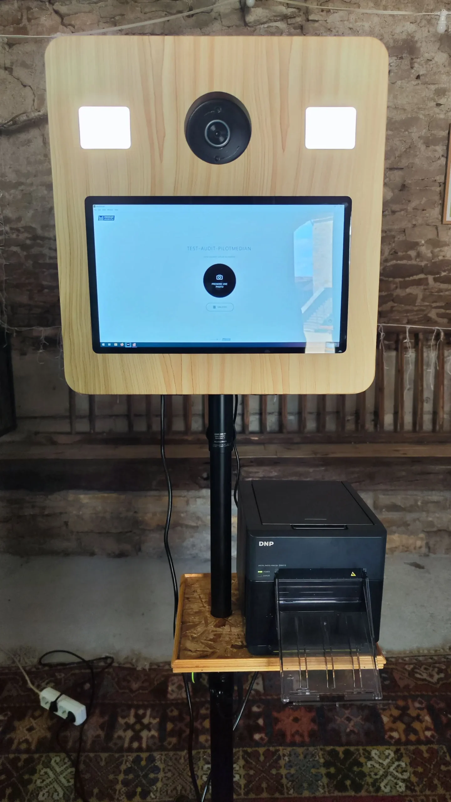 Photobooth Médian Events installé dans une salle en pierre à Beaune