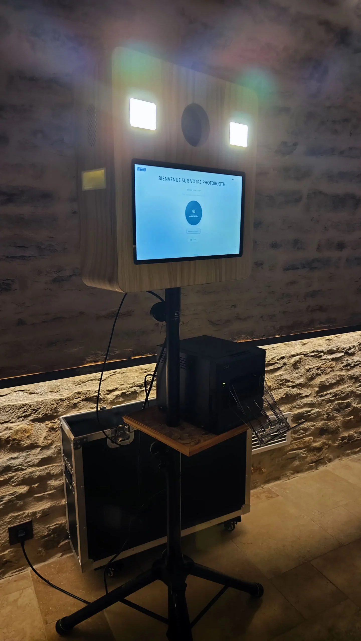 Photobooth Médian Events installé dans une salle en pierre à Dijon