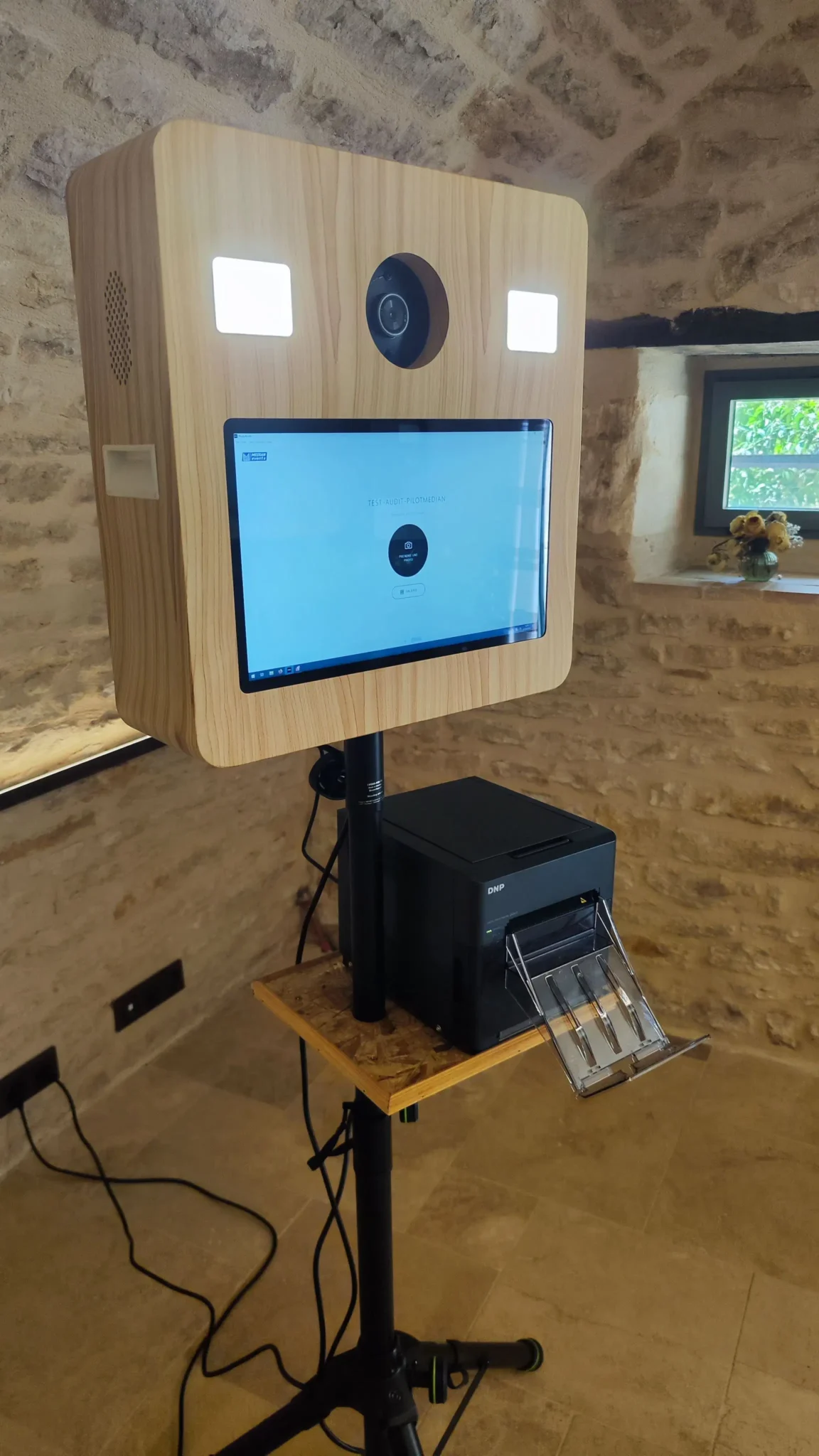 Photobooth Médian Events installé dans une salle en pierre à Tournus