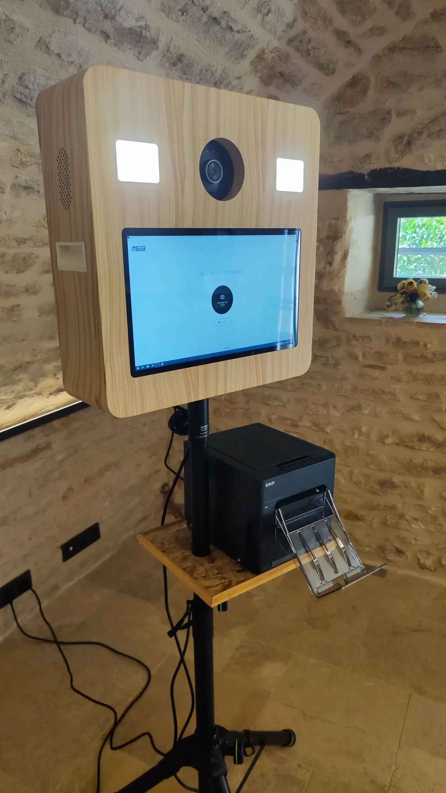 Photobooth Médian Events installé dans une salle en pierre à Tournus